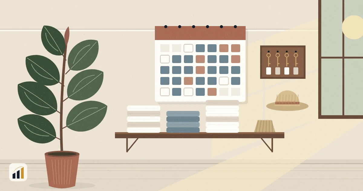 Ilustração de uma parede iluminada pelo sol de verão, com um calendário quase todo preenchido, chaves prontas em um quadro, roupas de cama empilhadas em uma prateleira e uma ficus-elástica em vaso de barro.