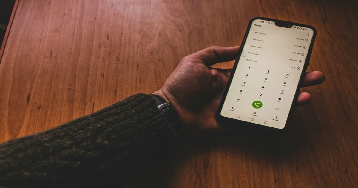 Tela de celular com aplicativo de mensagens aberto, simbolizando o atendimento automatizado por IA para hóspedes de aluguel de temporada