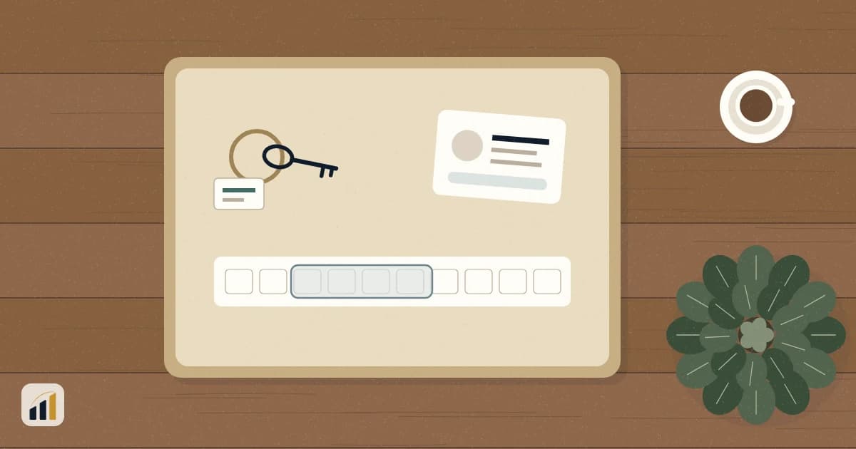 Bandeja vista de cima com uma chave identificada, uma faixa de datas e um cartão de contato.